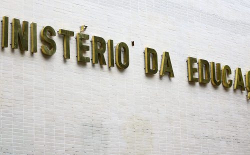 MEC libera acúmulo de benefícios para estudantes de graduação