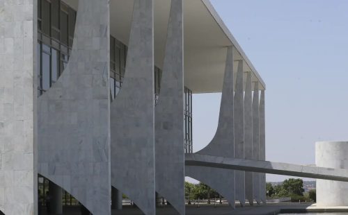 Sancionadas leis de doação de material militar ao Paraguai e Uruguai