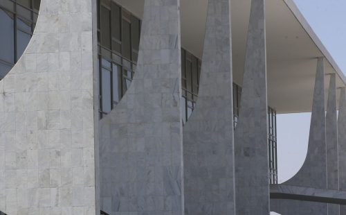 Terceirizados do governo têm redução de jornada e auxílio para creche