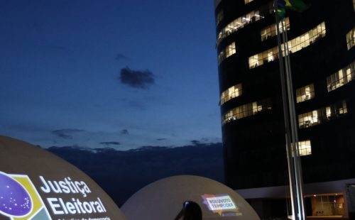 TSE adia decisão sobre suspensão de pesquisa de voto para presidente