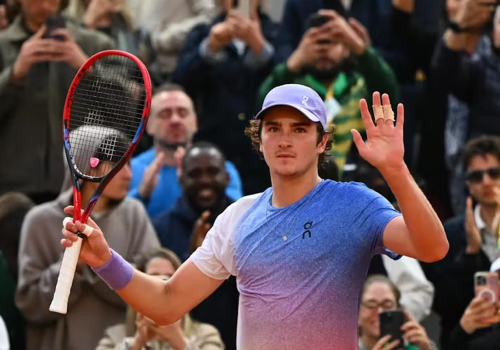 Roland Garros: Fonseca estreia com vitória implacável sobre ex-top 10