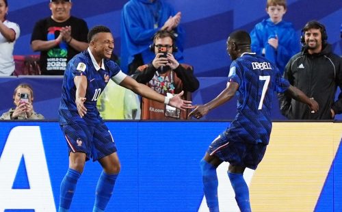 Depois de chuva e pausa, França de Mbappé não dá chances ao Iraque