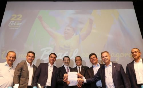 Flávio Bolsonaro recebe apoio de governadores eleitos e Cury