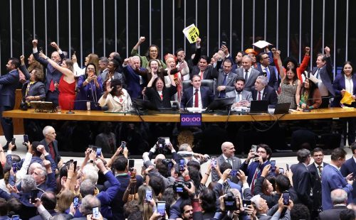 Saiba como votaram os deputados na PEC que acaba com a escala 6x1
