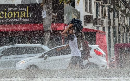 DF e 10 estados têm alerta laranja de chuva neste sábado