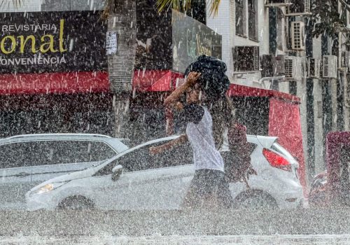 DF e 10 estados têm alerta laranja de chuva neste sábado