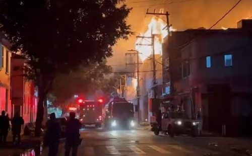 Incêndio de grandes proporções atinge fábrica no Brás, em São Paulo