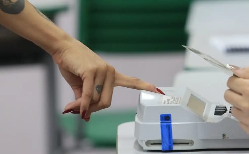 Eleitores vão cedo aos locais de votação no Rio, mesmo com chuva