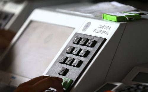 Onze governadores renunciam para disputar eleições de outubro