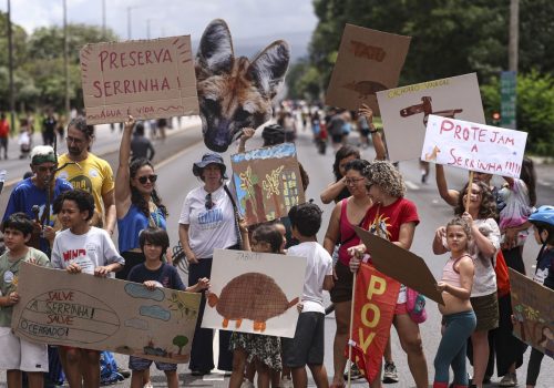 Protesto pede retirada de área ambiental do projeto de socorro ao BRB