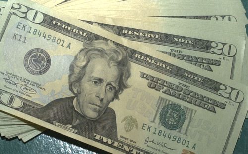 Apesar de guerra, dólar cai 1,27%, e bolsa sobe 3% na semana