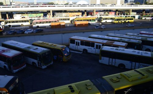 Dezenas de ônibus de uma mesma empresa urbana são apedrejados no DF