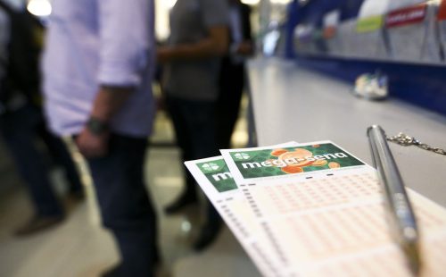 Mega-Sena acumula e prêmio principal vai para R$ 12 milhões