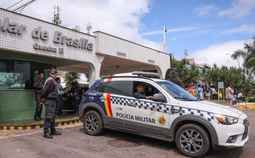 Bolsonaro recebe alta e chega em casa para cumprir prisão domiciliar