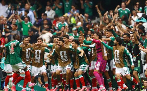 México abre Copa vencendo África do Sul em duelo com três expulsões