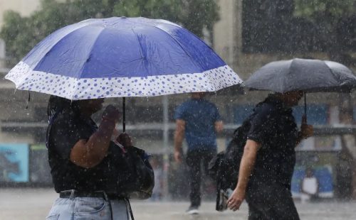 Semana começa com alerta laranja de chuvas intensas em 17 estados