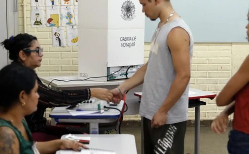 Caminhos da Reportagem: importância do voto para jovens e idosos