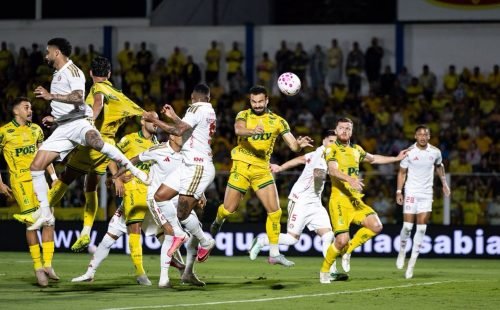 Com um a mais, Mirassol vence e complica Internacional no Brasileirão