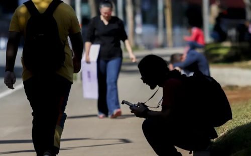 Percentual de jovens nem-nem no Brasil cai para 22,4%, mostra estudo