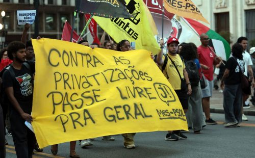 Estudantes protestam contra aumento da tarifa de ônibus em São Paulo