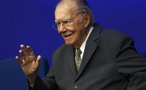 Sarney é internado no Sírio-Libanês para tratar pneumonia