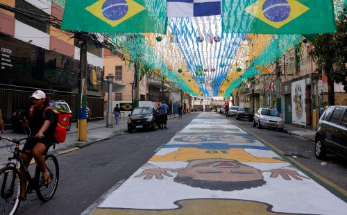 Ruas decoradas para Copa do Mundo reforçam vínculo comunitário no Rio