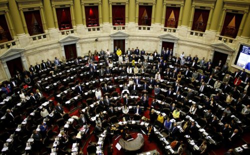 Justiça argentina barra trechos da reforma trabalhista de Milei