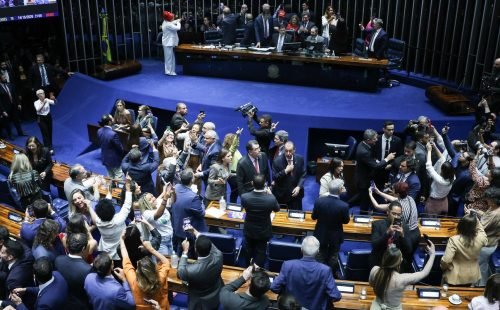 Imprensa estrangeira vê vitória de Lula em aprovação do fim da 6x1