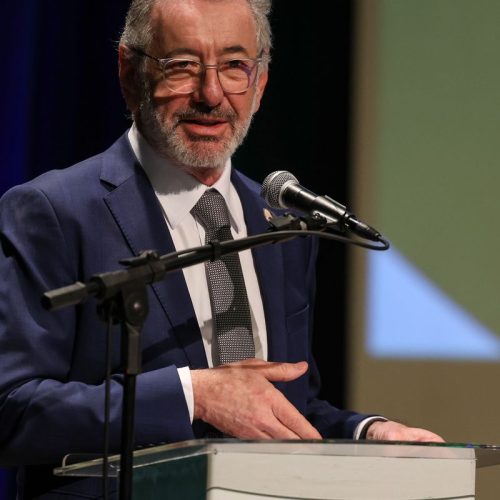 “Brasil não vai abandonar a mesa”, diz ministro sobre taxação dos EUA