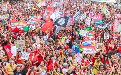 Milhares de pessoas lotam a orla de Copacabana em apoio a Lula