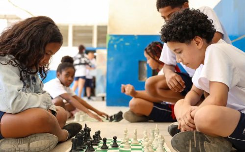 MEC fará pesquisa sobre impacto da restrição de celular nas escolas