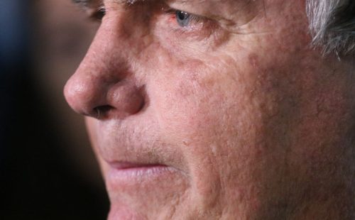 Com crise persistente de soluços, Bolsonaro faz nova cirurgia