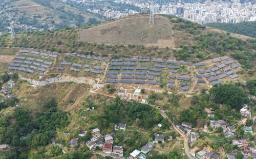 Usina solar em comunidade de Niterói gera energia para 19 creches