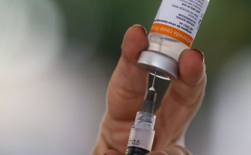 Há 5 anos, Brasil aplicava primeiras doses de vacina contra a covid-19