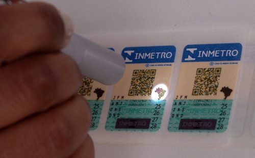 Selos antigos do Inmetro para capacete, extintor e GNV vencem em março