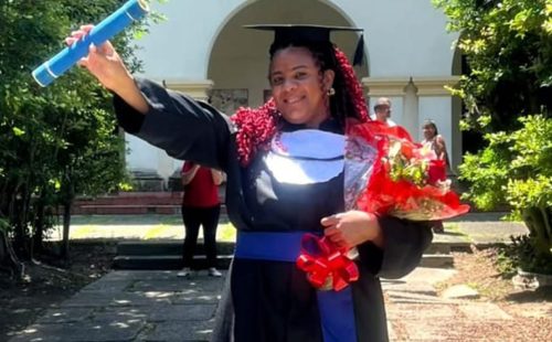 Mulher trans chega à universidade 25 anos após violência na escola