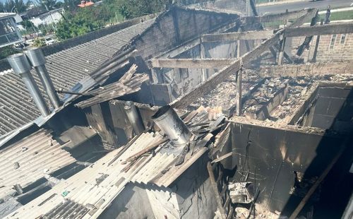 Avião de pequeno porte cai em Capão da Canoa sobre restaurante