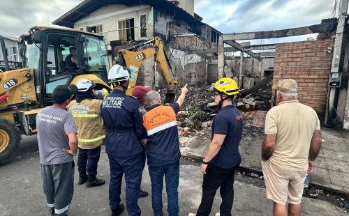 Bombeiros localizam quarta vítima da queda de avião no RS