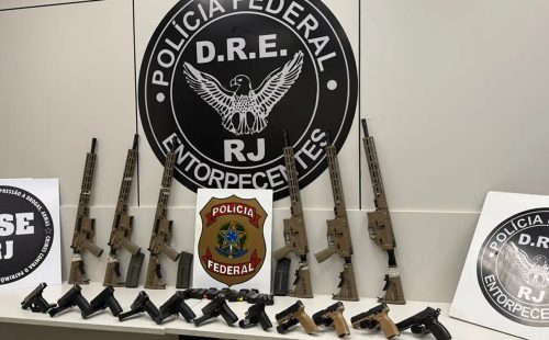 Em duas ações na Via Dutra, PF apreende 10 fuzis e 12 pistolas