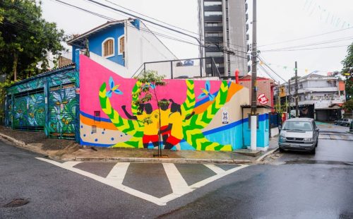 Mural em SP celebra futebol feminino um ano antes da Copa no Brasil